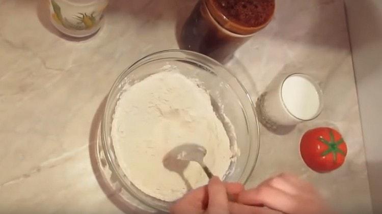 Mélanger la farine avec le sel et mélanger.