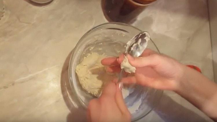 Retirez délicatement la pâte adhérant à la cuillère avec vos mains.