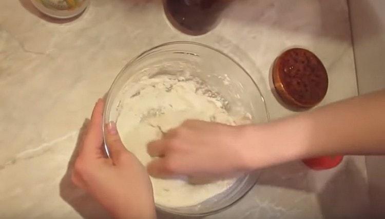 Ajoutez plus de farine et pétrissez la pâte jusqu'à obtenir une masse homogène et lisse.