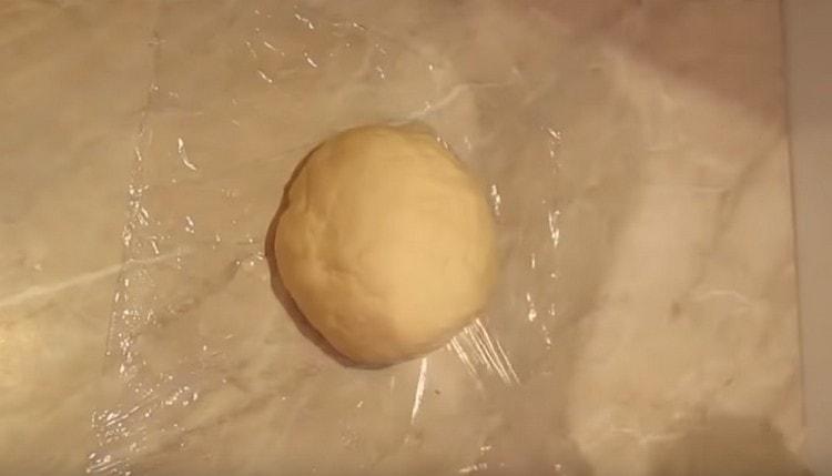 Avant le travail, la pâte finie doit reposer pendant une demi-heure.