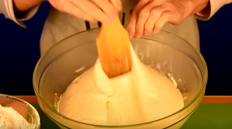 Nous démoulons la pâte qui s'est levée pour que le dioxyde de carbone sorte.