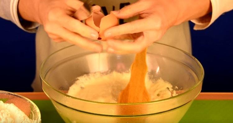 Nous introduisons des œufs dans la pâte, mélangez.