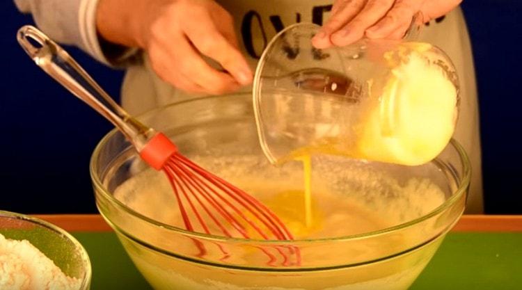 Nous introduisons du sel et de la margarine fondue, mélangez.