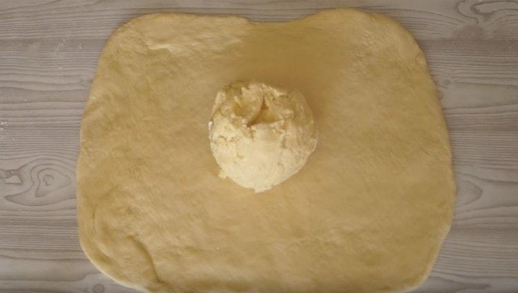 Au milieu de la couche laminée, nous déposons le premier morceau de pâte.