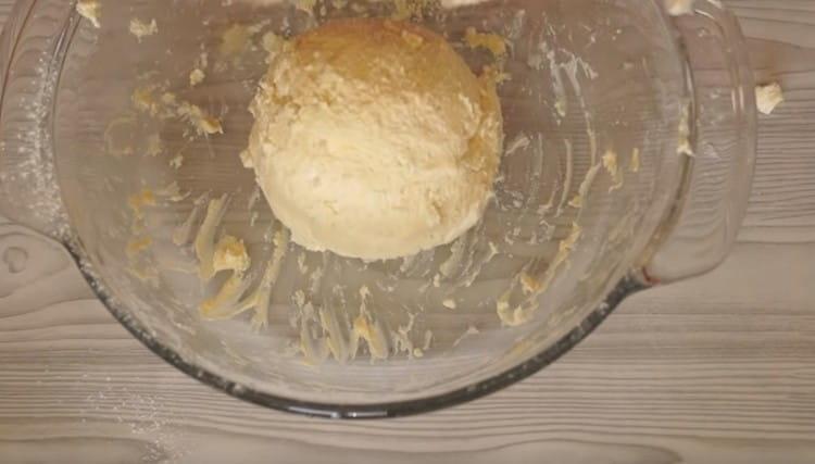 Maslac pomiješajte s brašnom i skupljajte u kvržice.