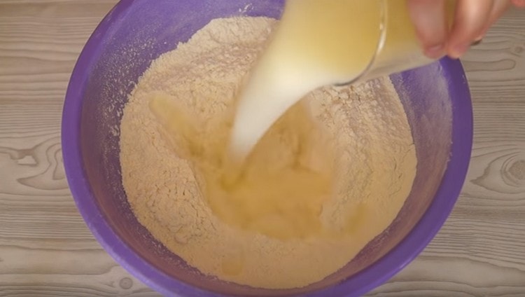 Mettre le liquide dans la farine et pétrir la pâte.