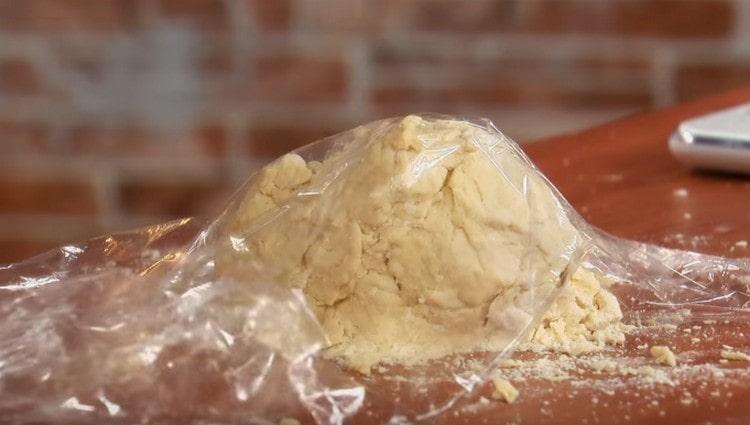 Nous rassemblons la pâte finie en une boule, l'enveloppons dans un film plastique et l'envoyons au réfrigérateur.