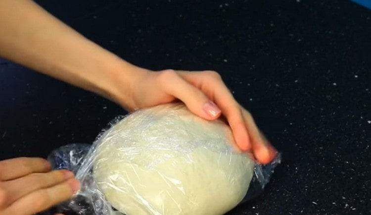 Wrap the finished dough in cling film.
