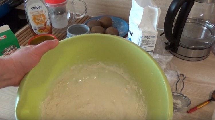 After adding part of the flour, mix the mass until smooth.