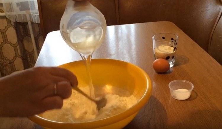 Nous introduisons de l'eau bouillante dans la farine et nous mélangeons rapidement.