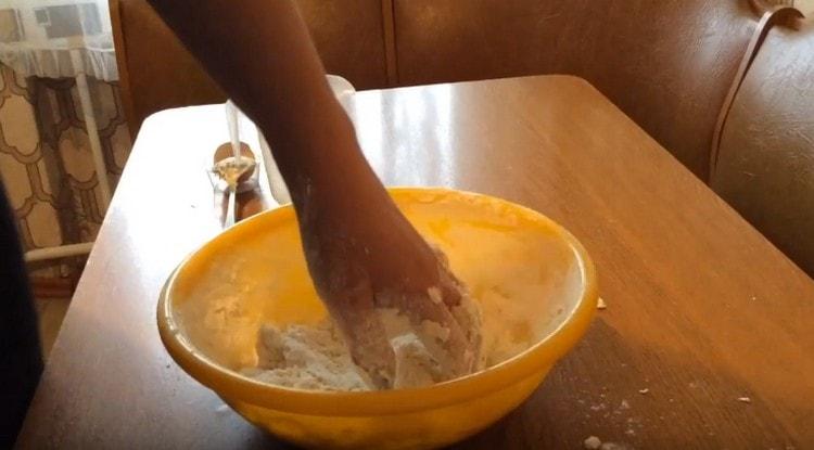 Knead the dough, which as a result should not stick to your hands.