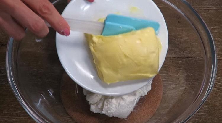 Ajoutez du beurre ramolli au caillé.
