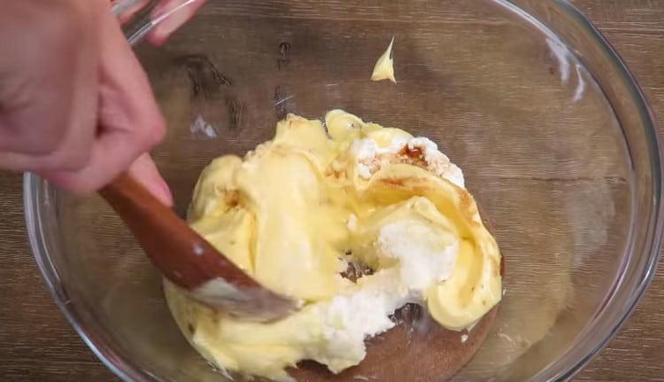 Ajouter l'extrait de vanille et mélanger jusqu'à consistance lisse.