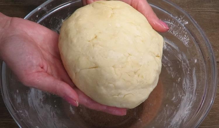 Ici, nous avons une merveilleuse pâte au fromage blanc pour une tarte.