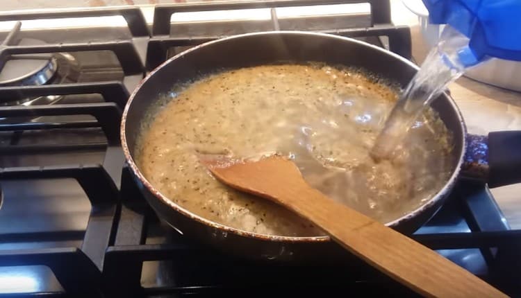 Lorsque la masse de farine s'épaissit, ajoutez de l'eau, laissez bouillir encore quelques minutes.
