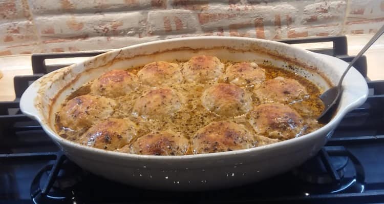 Les boulettes de viande sont cuites au four pendant environ 45 minutes.