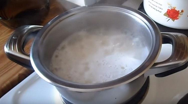 Para cocinar albóndigas, hierva el arroz.