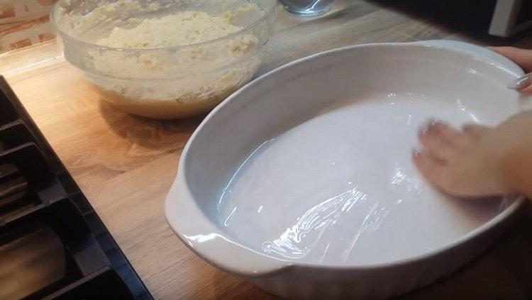 Lightly grease the baking dish with vegetable oil.