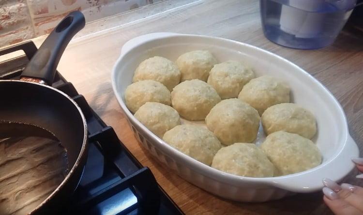 Bumubuo kami ng malalaking meatballs at inilalagay ang mga ito sa isang handa na form.