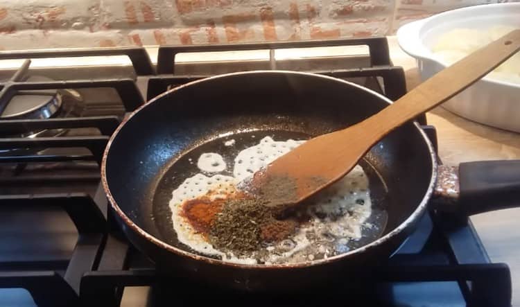 Put sour cream in the pan, add spices.