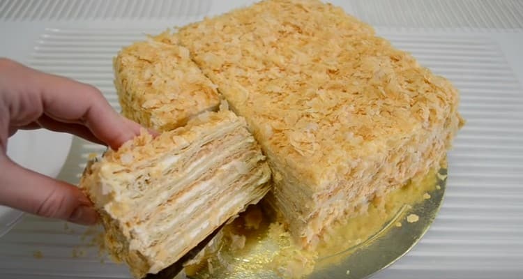 Como puede ver, un pastel Napoleón de un hojaldre preparado puede prepararse muy rápidamente.