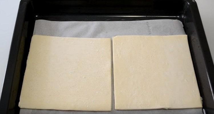 déposer les feuilles de pâte sur une plaque à pâtisserie recouverte de papier sulfurisé et la mettre au four.