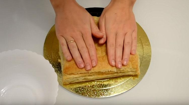 Aplastamos el pastel con nuestras manos, retiramos las migajas exfoliadas de arriba.
