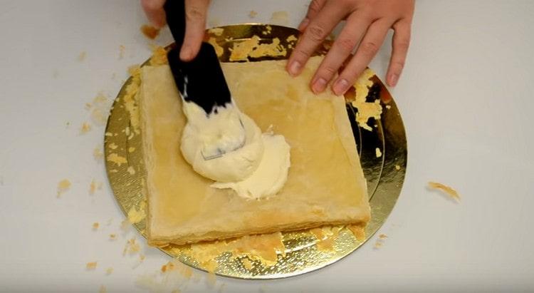 Cubrimos los pasteles resultantes con crema, recogiendo el pastel.