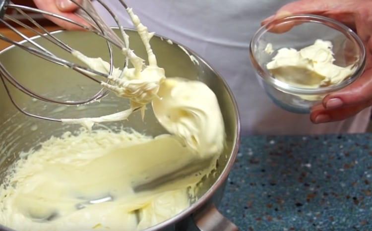 Parte de la crema de mantequilla se deja para decorar el pastel.