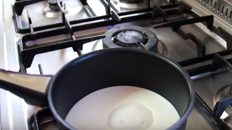 Para preparar el glaseado, debe calentar la crema con azúcar.