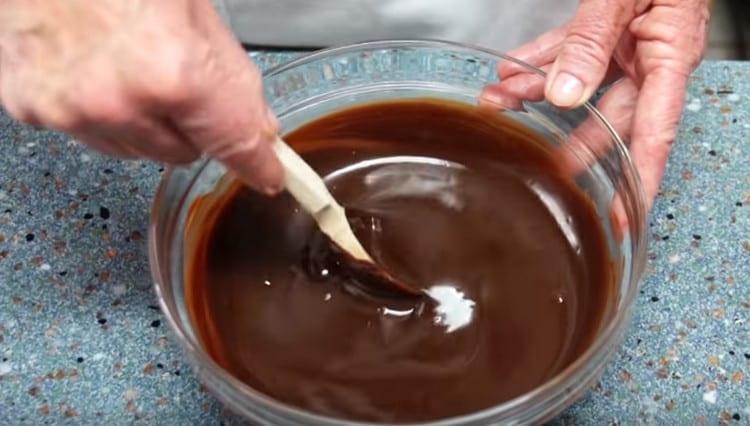 When the chocolate melts, mix the icing thoroughly.