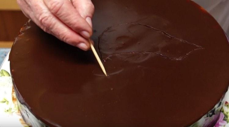 After cooling, a pattern can be applied to the cake, first with a toothpick.