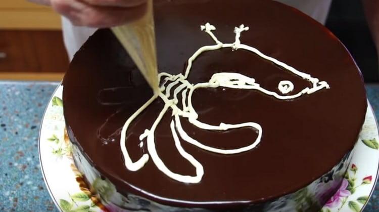 En utilisant la crème à l'huile que nous avons laissée, nous avons dessiné le long des contours.