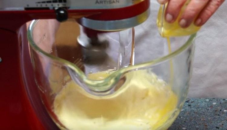 Add butter to the yolk mass.