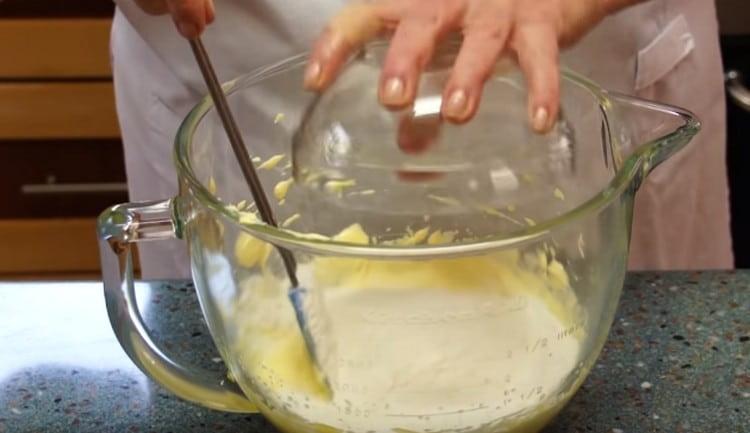 Pour flour with baking powder into the mass.