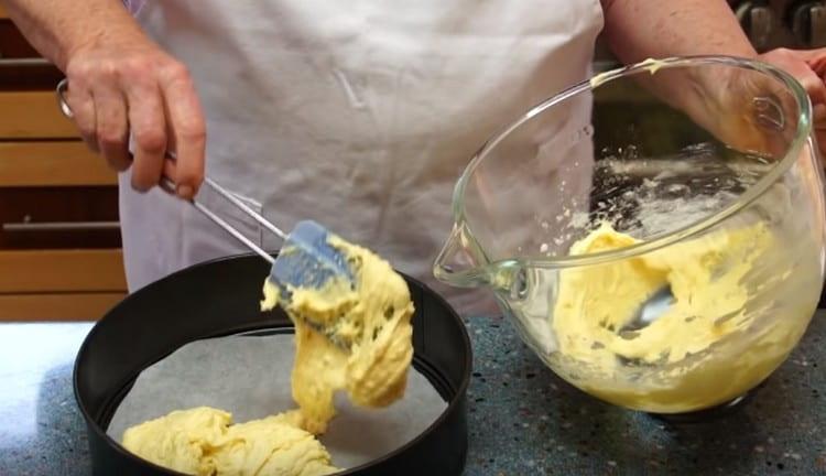 We shift the dough into a baking dish, the bottom of which needs to be covered with parchment.