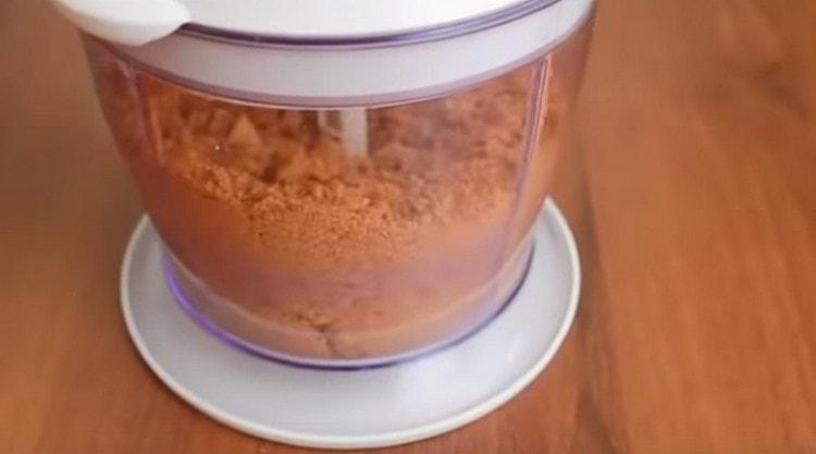 Razvaljajte tijesto mikserom u mrvice kako biste posuli budući kolač.