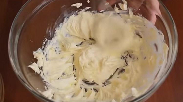Séparément, battez le beurre avec un mélangeur.