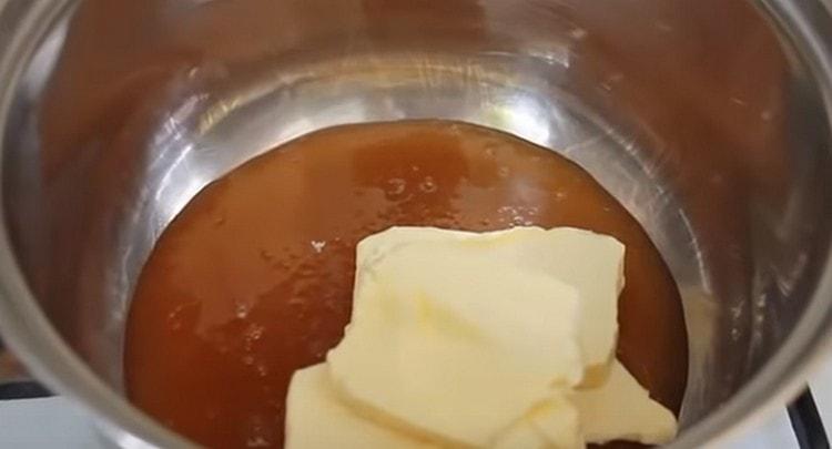 Ponga la mantequilla y la miel en una olla, cocine hasta que se disuelva.