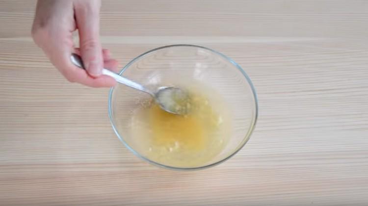 Faire tremper la gélatine dans de l'eau chaude.