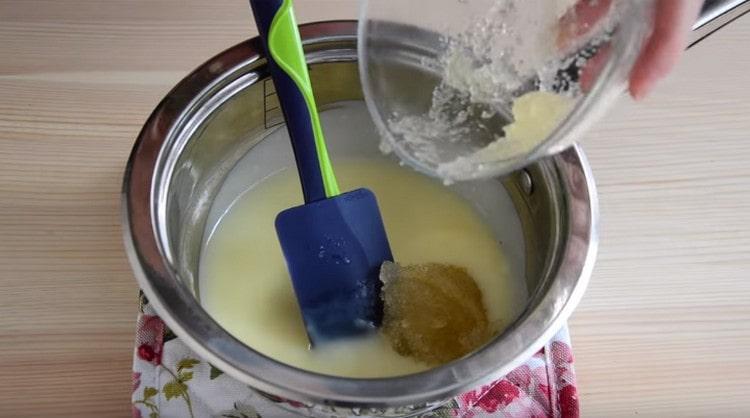 poner gelatina en una base de crema pastelera.