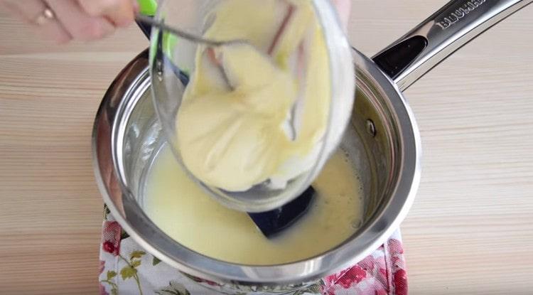 We melt white chocolate in any convenient way and introduce it into the cream.