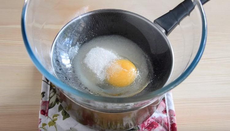 Stavili smo zdjelu u vodenu kupelj, u nju sipali šećer i tukli jaje.