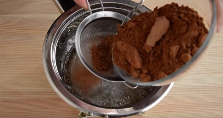 Tamiser le cacao dans le sirop.