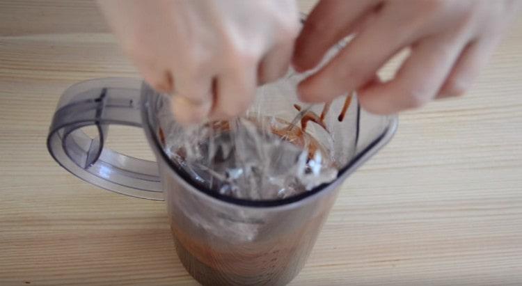 Couvrir le vernis avec un film plastique en contact.