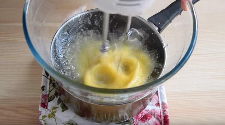 Battez l'oeuf avec du sucre avec un mélangeur.