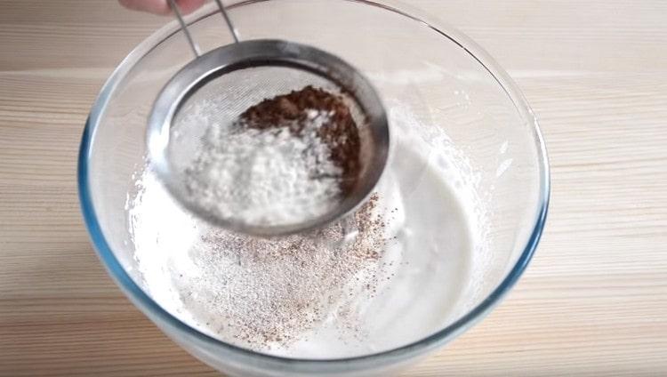 Sift into the egg mass of cocoa with flour.