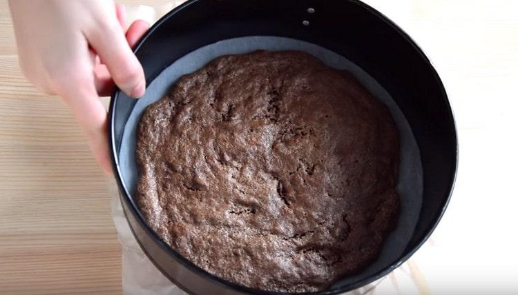 Quickly bake a thin sponge cake.