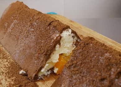 Gâteau sans cuisson à partir de biscuits et de fromage cottage selon une recette étape par étape avec une photo