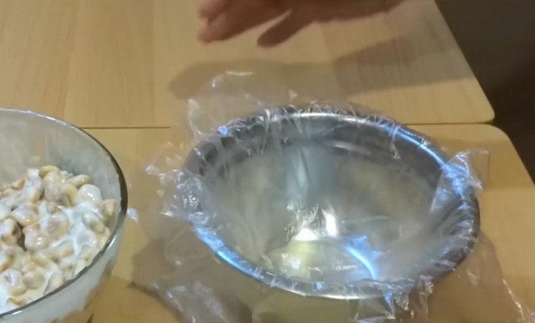 Cubra el recipiente con film transparente.